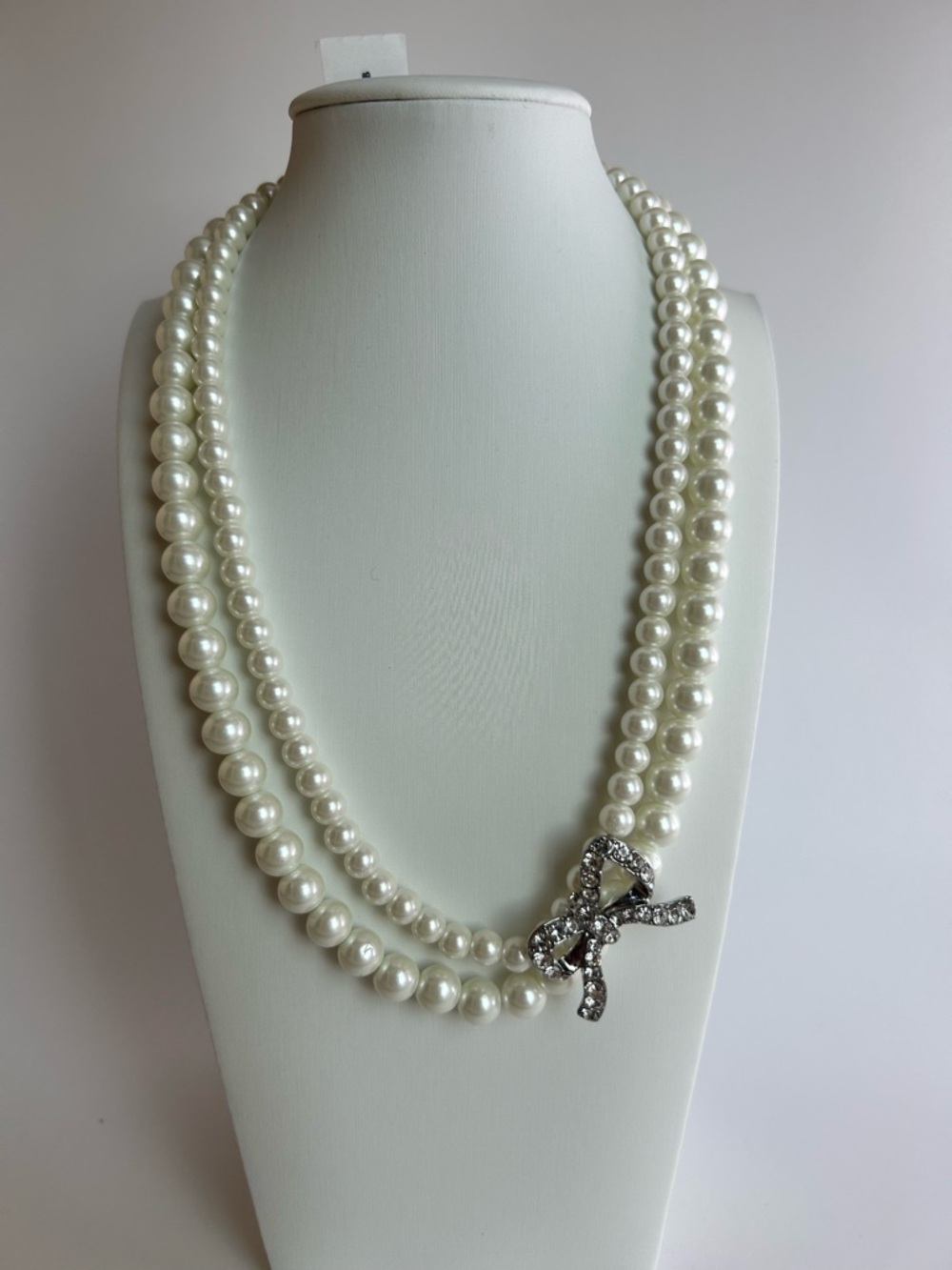 Classic Pearl Bow Pendant and White Pearls Necklace